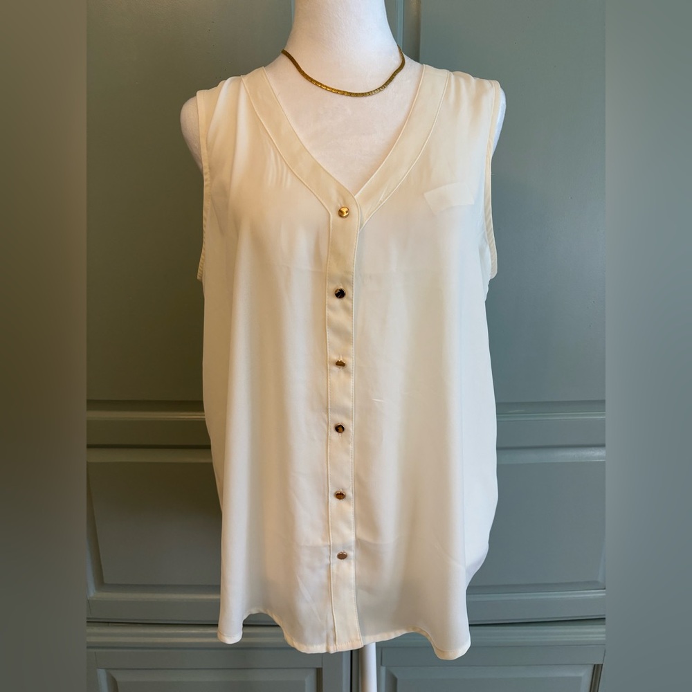 Maurice’s classic womans cream sleevless blouse with gold tone snaps size large